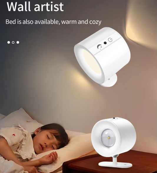 Lámpara de pared junto a la cama de un niño, con luz cálida
